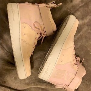 LIGHT PINK NIKE AF 1’s